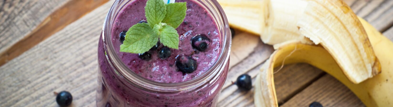 Blaubeershake mit Banane und Mandeln