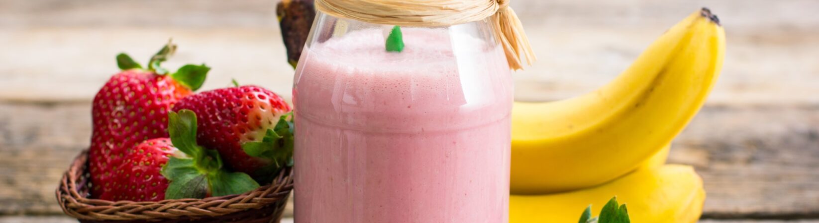 Joghurt-Milchshake mit Banane und Erdbeeren