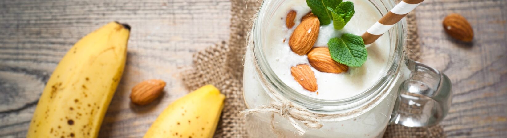 Joghurt-Milchshake mit Banane und Mandeln