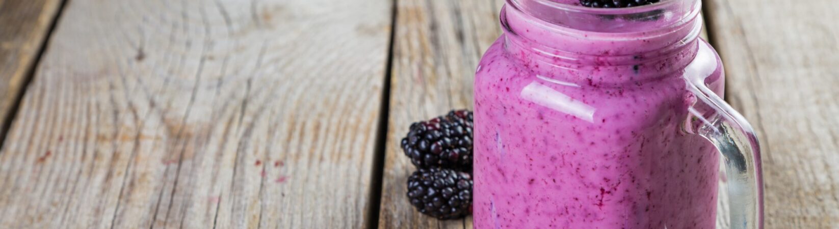 Milchshake mit Brombeeren und Quark