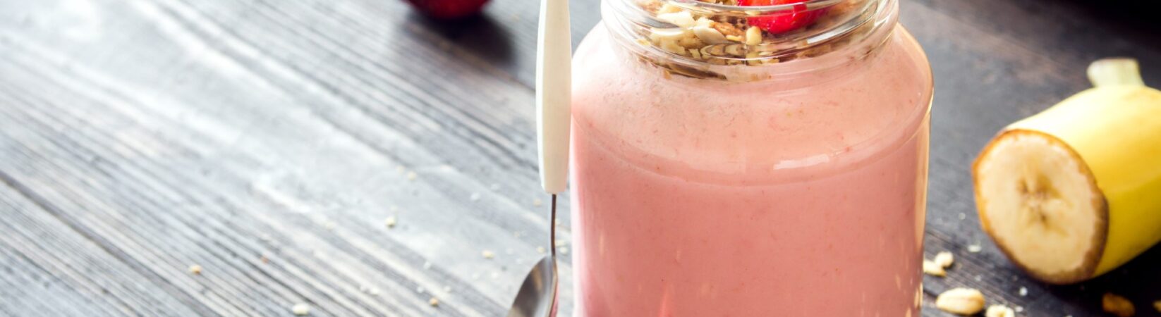 Mandelmilchshake mit Erdbeeren, Banane, Mandeln und Haferflocken