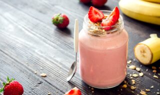 Milchshake mit Erdbeeren, Banane, Mandeln und Haferflocken