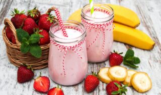 Shake mit Erdbeeren, Banane und Quark