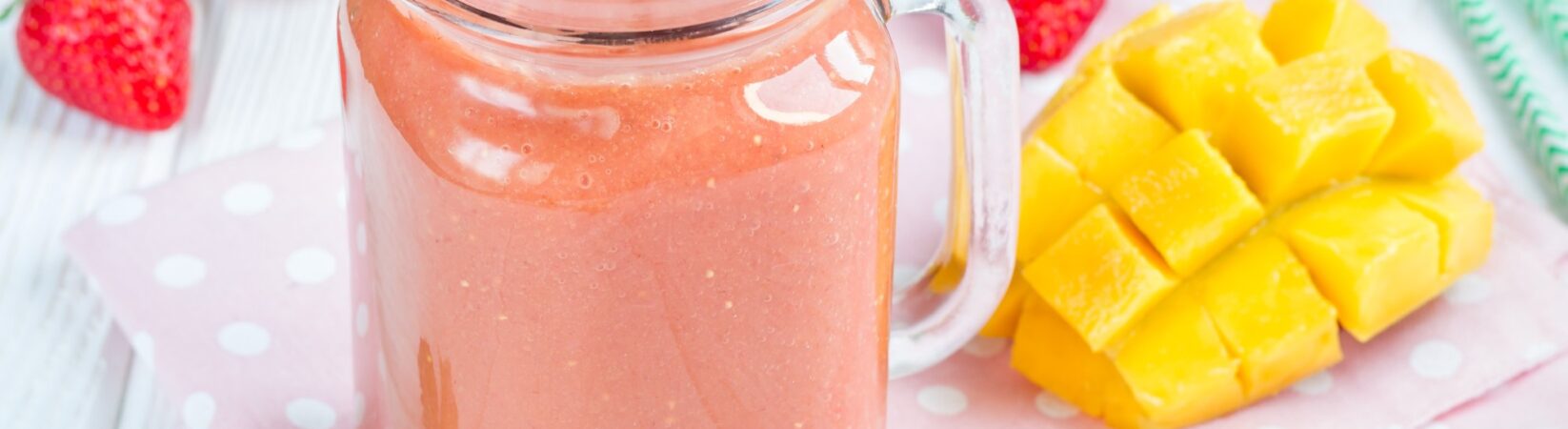 Smoothie mit Erdbeeren, Mango, Birne und Joghurt