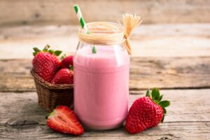 Milchshake mit Erdbeeren und Quark