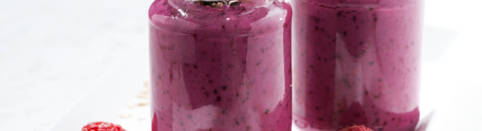 Himbeersmoothie mit Joghurt, Mandeln und Schokolade