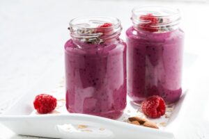 Himbeersmoothie mit Joghurt, Mandeln und Schokolade