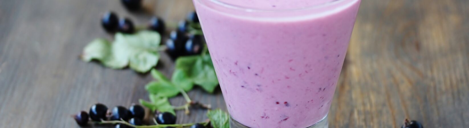 Sojamilchshake mit Johannisbeeren und Cashewkernen