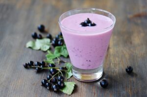 Sojamilchshake mit Johannisbeeren und Cashewkernen