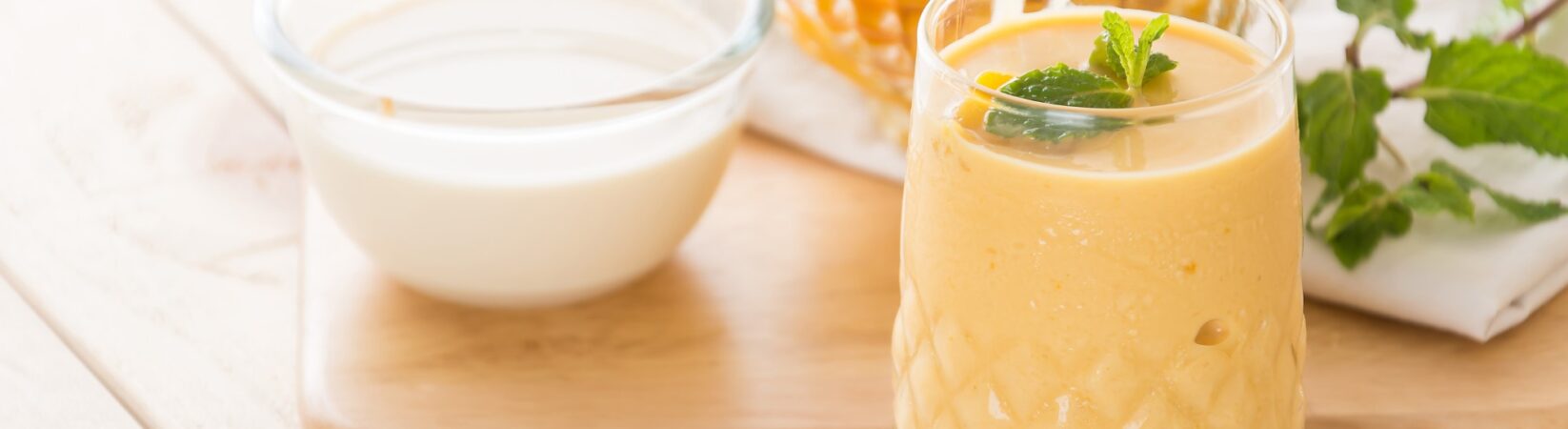 Shake mit Mango, Joghurt und Mandelmus