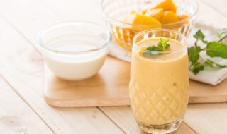 Shake mit Mango, Joghurt und Mandelmus