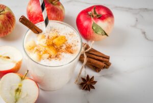 Mandelmilchshake mit Sojajoghurt, Apfel, Zimt und Haferflocken