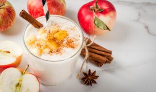 Mandelmilchshake mit Sojajoghurt, Apfel, Zimt und Haferflocken