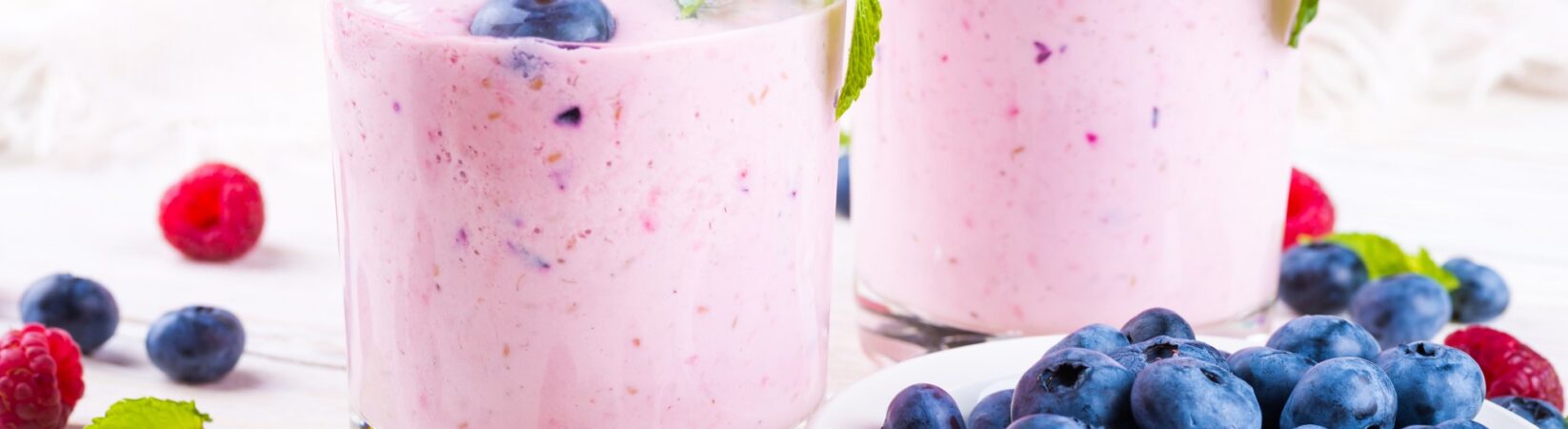 Milchshake mit Quark, Beeren und Banane