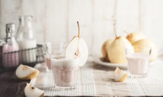 Mandelmilchshake mit Quark, Birne und Zitronensaft