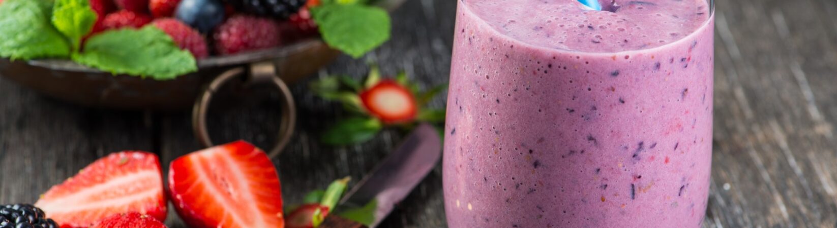 Milchshake mit Quark, Brombeeren und Erdbeeren