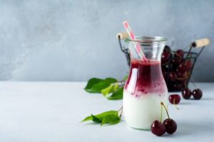 Milchshake mit Joghurt und Kirschen