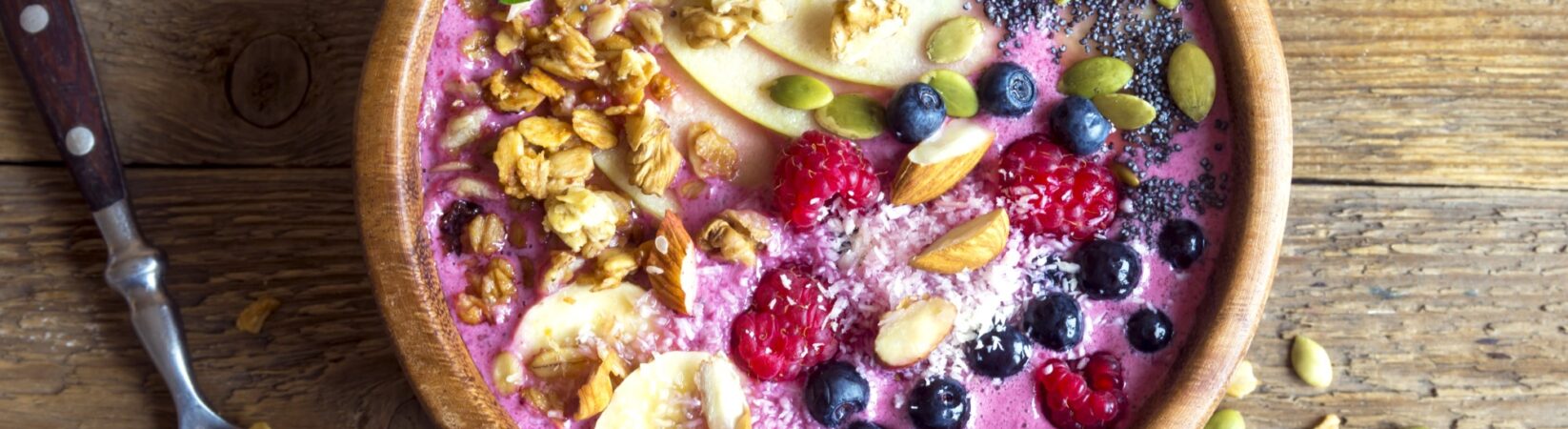 Smoothie-Bowl mit Apfel, Beeren, Banane und Walnüsse