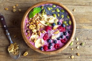 Smoothie-Bowl mit Apfel, Beeren, Banane und Walnüsse