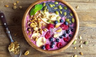 Smoothie-Bowl mit Apfel, Beeren, Banane und Walnüsse