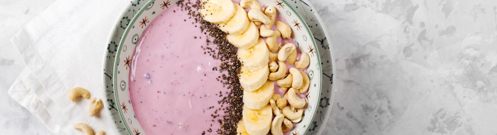 Smoothie Bowl mit Banane, Blaubeeren, Cashew und Chiasamen