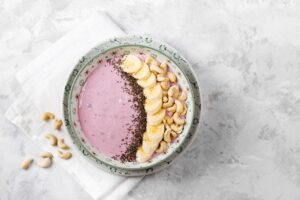 Smoothie Bowl mit Banane, Blaubeeren, Cashew und Chiasamen