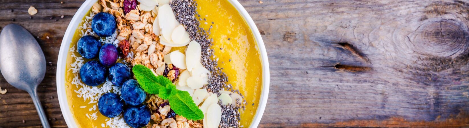 Mango-Smoothie Bowl mit Banane und Physalis