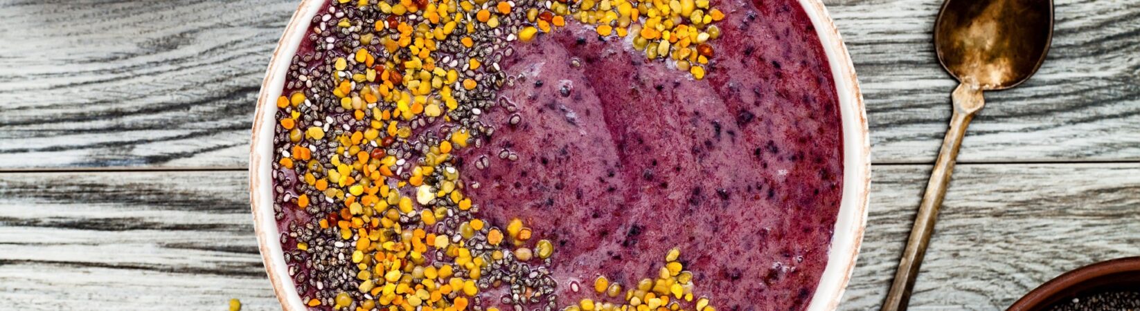 Beeren-Smoothie Bowl mit Hirseflocken und Chiasamen