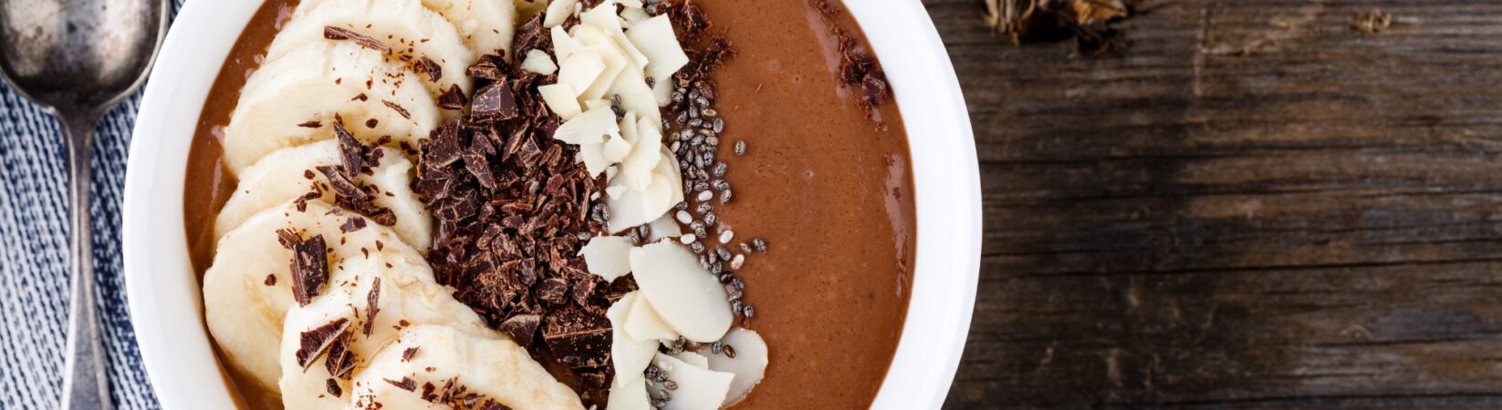 Schoko-Smoothie Bowl mit Bananen und Haselnüssen