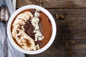 Schoko-Smoothie Bowl mit Bananen und Haselnüssen