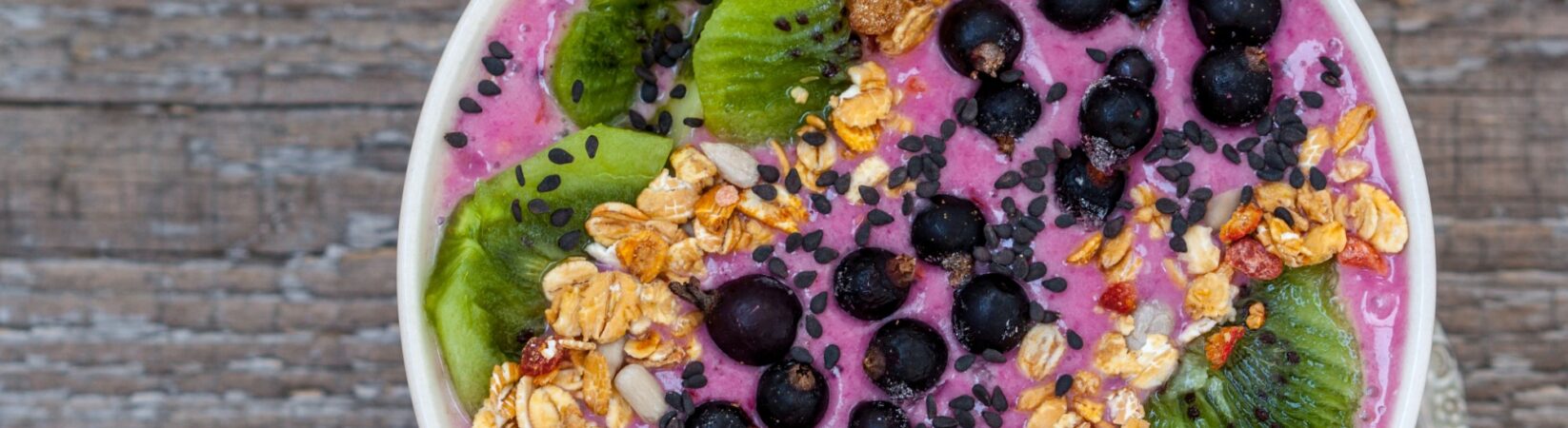 Smoothie Bowl mit Beeren, Quark und schwarzen Sesamsamen