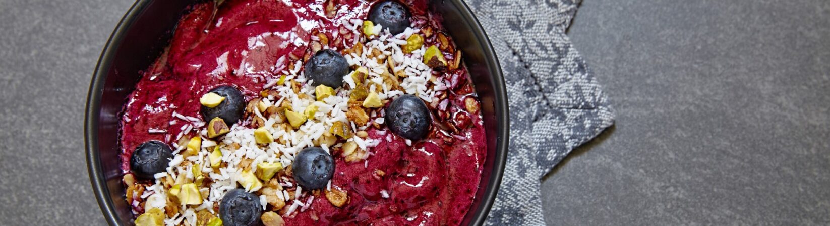 Beeren-Smoothie Bowl mit Pistazien