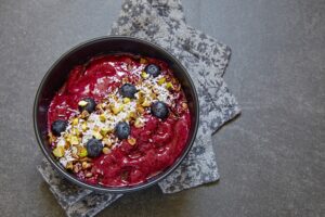 Beeren-Smoothie Bowl mit Pistazien