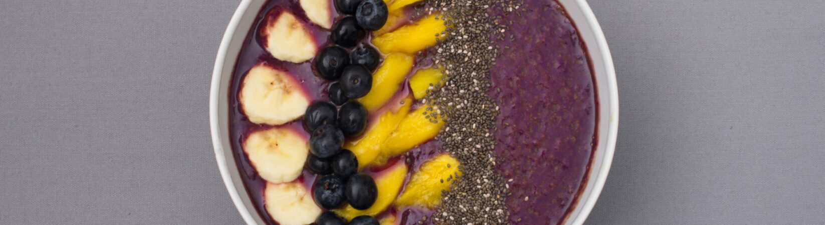 Blaubeer-Smoothie Bowl mit Banane und Mango