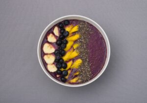 Blaubeer-Smoothie Bowl mit Banane und Mango