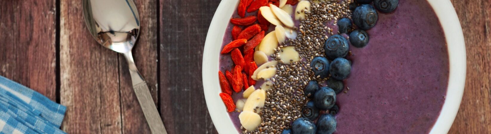 Blaubeer-Smoothie Bowl mit Goji Beeren