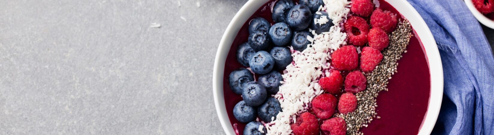 Himbeer-Smoothie Bowl mit Blaubeeren und Buchweizenflocken