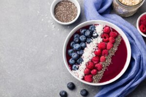 Himbeer-Smoothie Bowl mit Blaubeeren und Buchweizenflocken