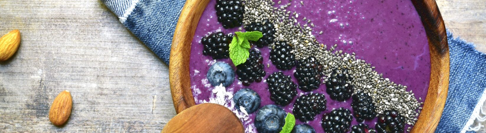 Brombeeren-Smoothie Bowl mit Blaubeeren