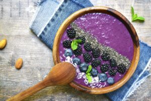 Brombeeren-Smoothie Bowl mit Blaubeeren