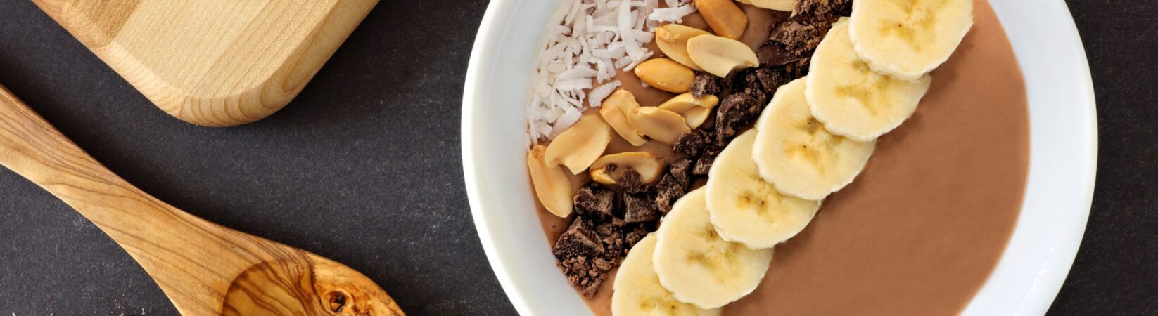 Smoothie Bowl mit Erdnussmus, Bananen und Kakao