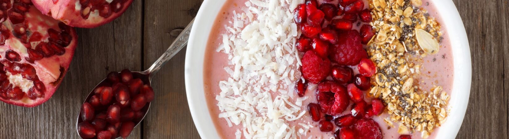 Himbeer-Smoothie Bowl mit Granatapfelkernen