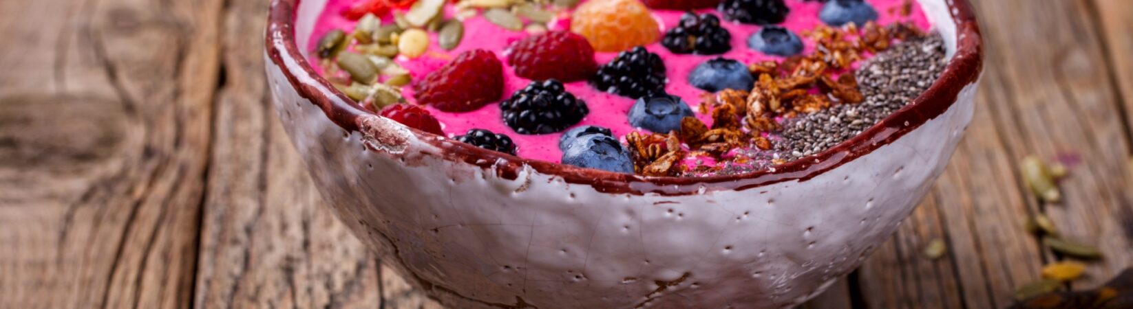 Beeren-Smoothie Bowl mit gerösteten Mandelblättchen