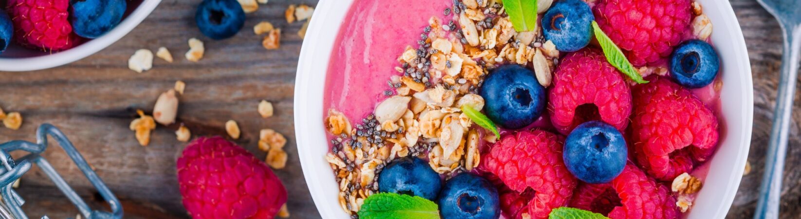 Smoothie-Bowl mit Himbeeren und Blaubeeren