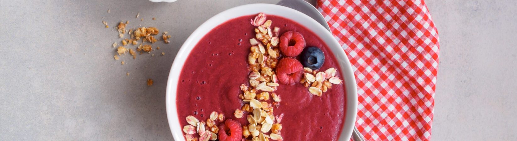 Smoothie-Bowl mit Himbeeren, Blaubeeren, Birne und Hirseflocken