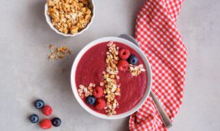 Smoothie-Bowl mit Himbeeren, Blaubeeren, Birne und Hirseflocken