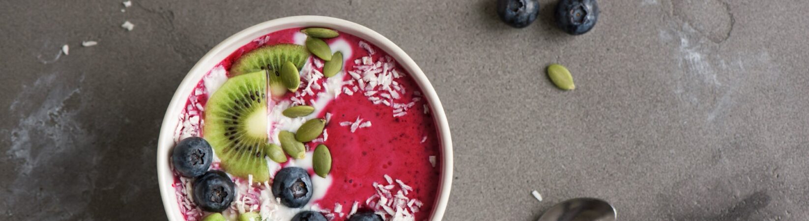 Smoothie-Bowl mit Himbeeren, Kiwi und Kokosraspel