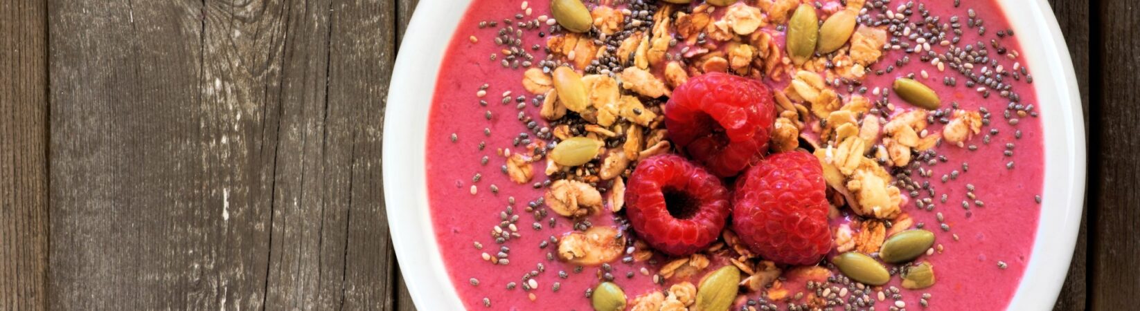 Smoothie Bowl mit Himbeeren und Kokoswasser