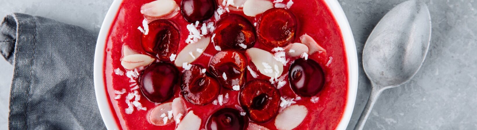 Smoothie-Bowl mit Kirschen, Mandeln und Kokos