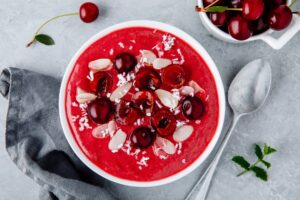 Smoothie-Bowl mit Kirschen, Mandeln und Kokos